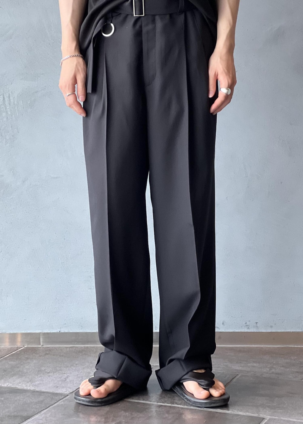 「初夏コーデ、夏コーデ、ADAM ET ROPÉ、トップス、Tシャツ/カットソー、パンツ、スラックス、GKS25820、GMM05070、TANGTANG」｜「ADAM ET ROPE'のゼロシーム スムースTEE（Tシャツ/カットソー、ブラック系）」を使った、kodai kanomataさん（メンズ・172cm）の夏コーディネートの6枚目の写真