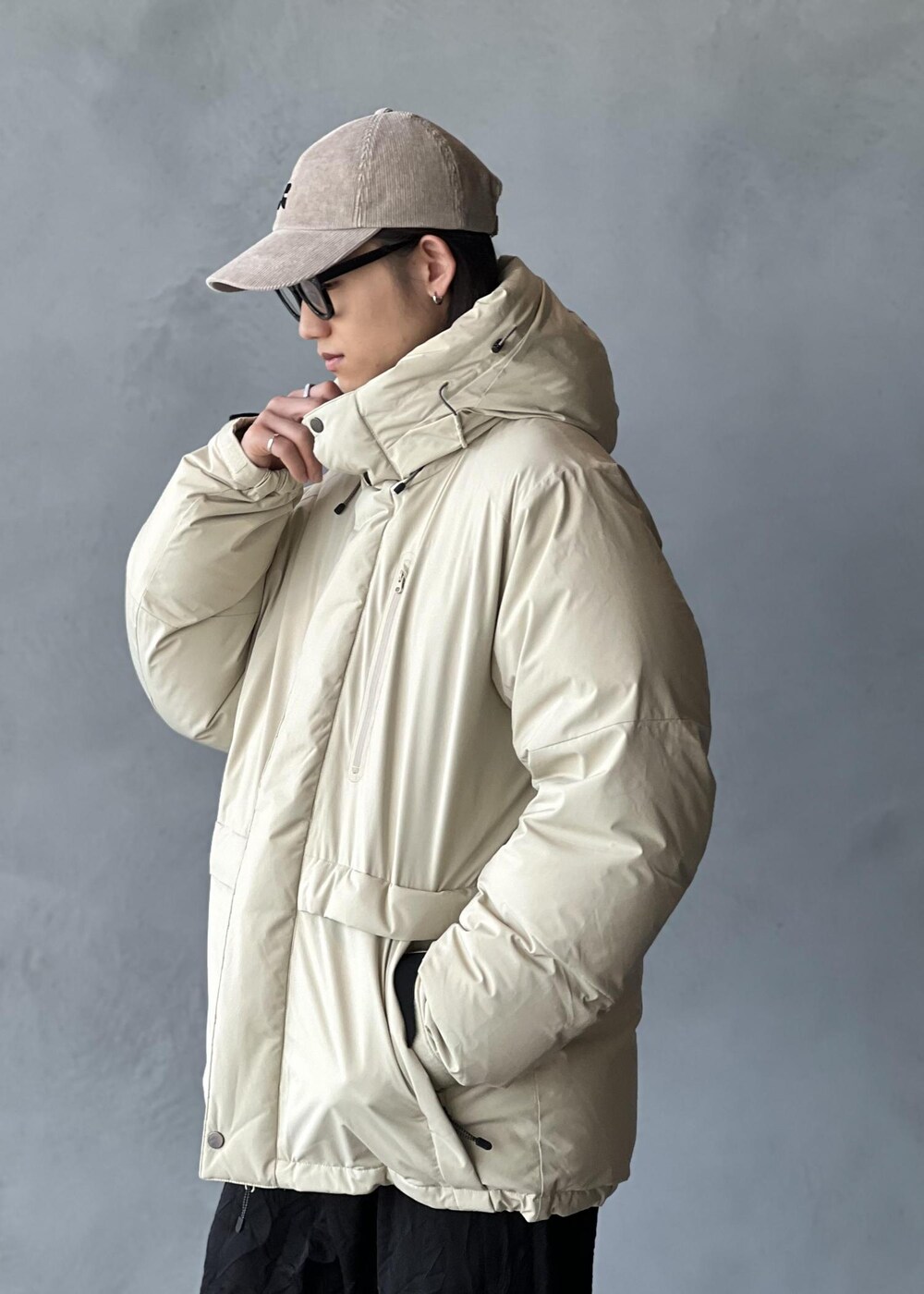 「初冬コーデ、冬コーデ」｜「ADAM ET ROPE'の【NIKKE/ニッケ】ワッシャー ウールギャバ ワイドストレート スラックス / セットアップ対応 / ユニセックス（スラックス、ブラック系）」を使った、kodai kanomataさん（メンズ・172cm）の秋コーディネートの7枚目の写真