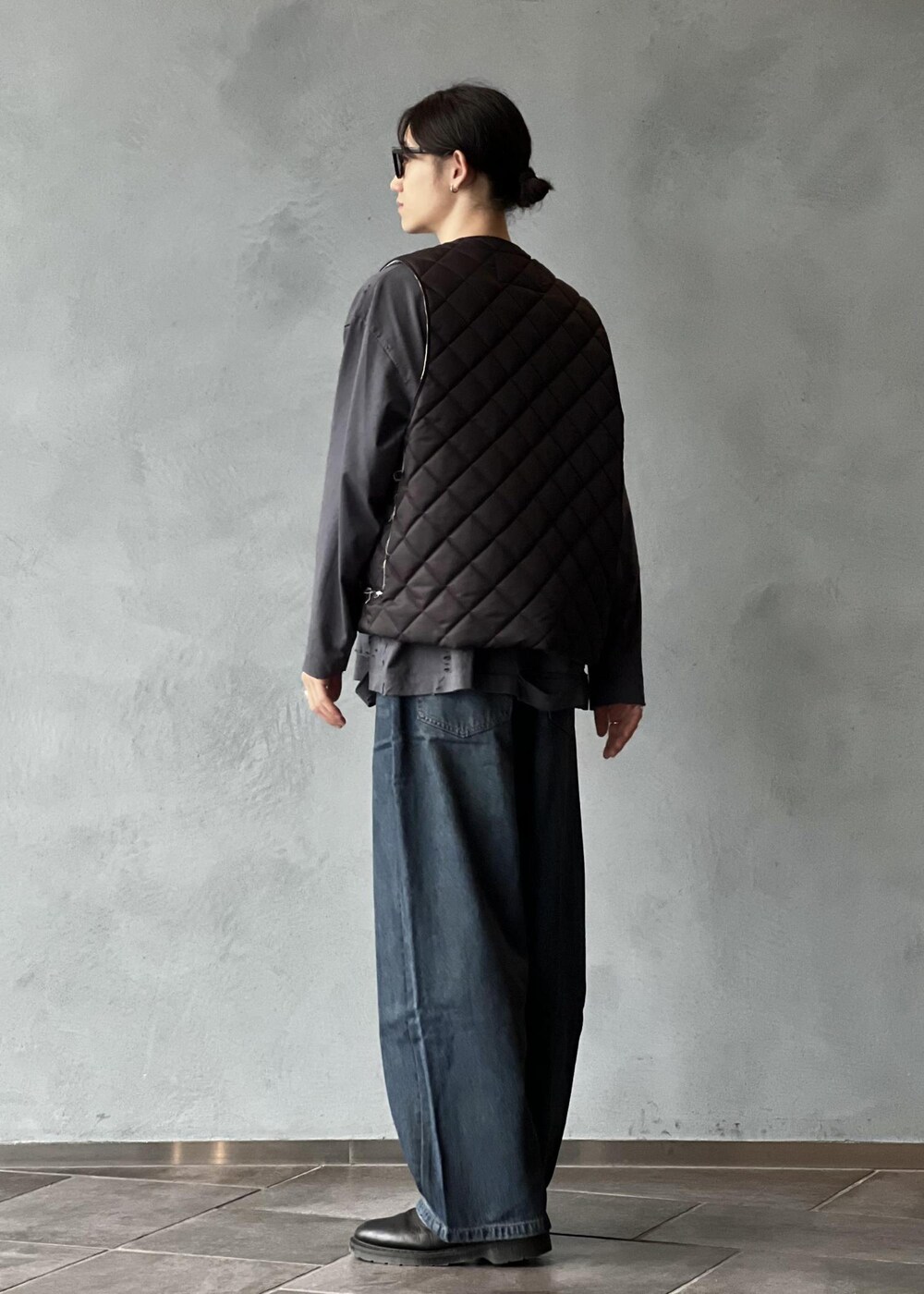 「camiel fortgens、初秋コーデ、秋コーデ、ADAM ET ROPÉ、ジャケット/アウター、その他アウター、GKJ64000、別注」｜「ADAM ET ROPE'の《別注》【CAMIEL FORTGENS/カミエル フォートヘンス】ZIP VEST Technical padded - black（その他アウター、ブラック系）」を使った、kodai kanomataさん（メンズ・172cm）の秋コーディネートの4枚目の写真