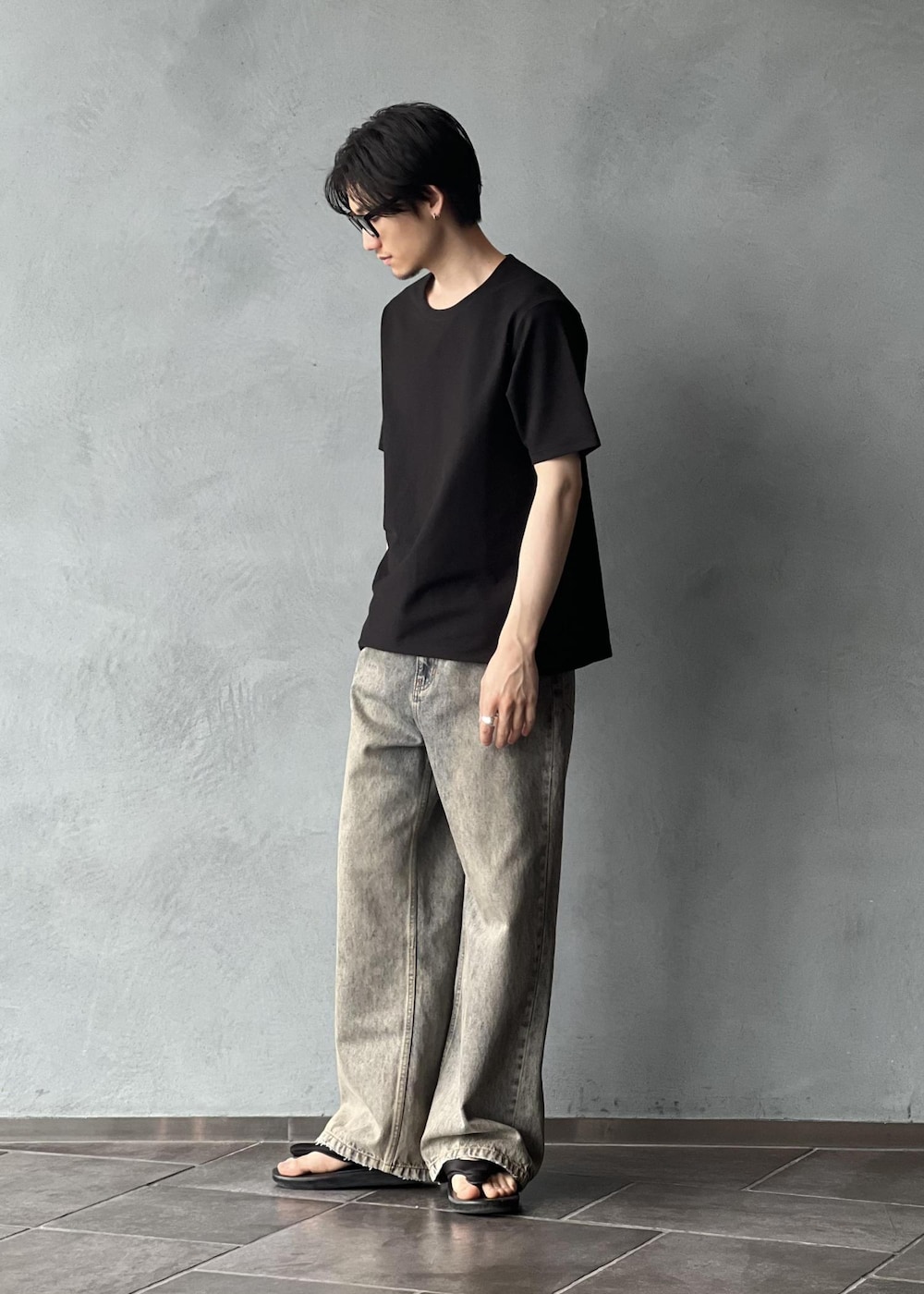 「春コーデ、初夏コーデ、夏コーデ」｜「ADAM ET ROPE'の【MINUS】スタンダード Tシャツ / 接触冷感 / ロングシーズン着用可能（Tシャツ/カットソー、ブラック系）」を使った、kodai kanomataさん（メンズ・172cm）の春コーディネートの2枚目の写真