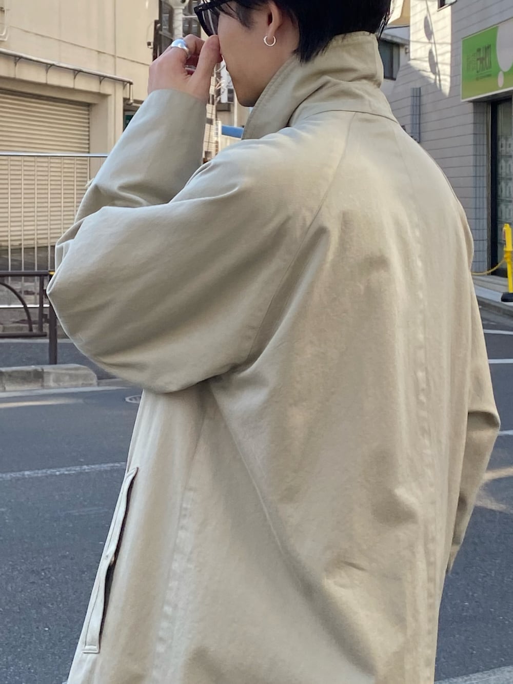 「ステンカラーコート、コモリ、COMOLI、LEMAIRE、ルメール」｜「COMOLIのアイテム（ステンカラーコート、ベージュ系）」を使った、kodai kanomataさん（メンズ・172cm）の春コーディネートの4枚目の写真