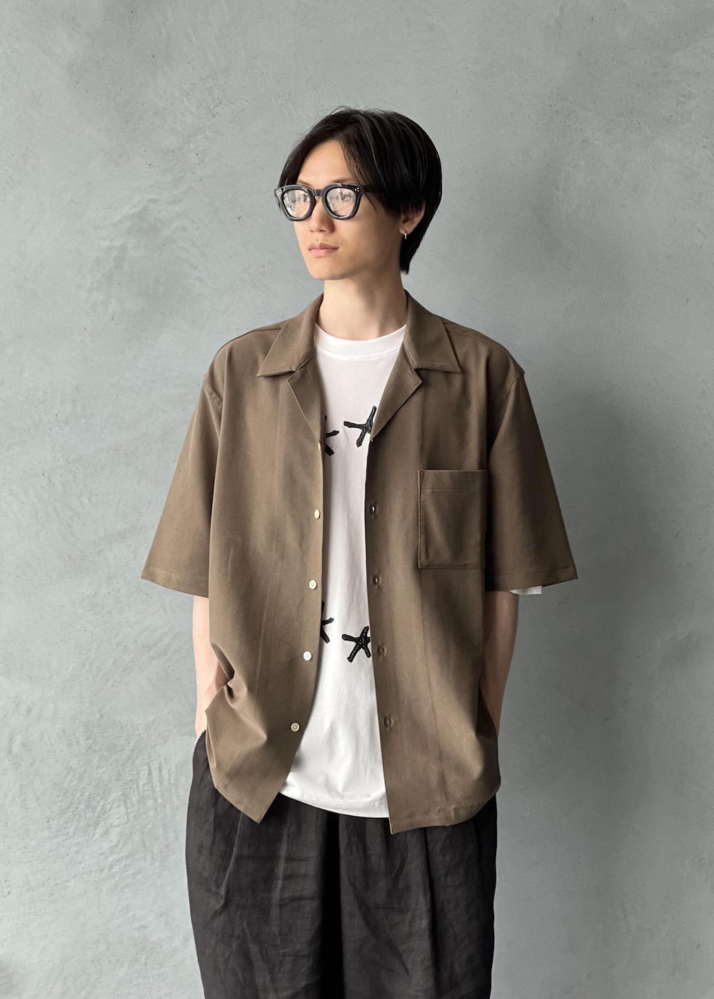 「初夏コーデ、夏コーデ」｜「ADAM ET ROPE'のワイド イージー リネンパンツ / セットアップ可能（その他パンツ、ブラック系）」を使った、kodai kanomataさん（メンズ・172cm）の夏コーディネートの4枚目の写真