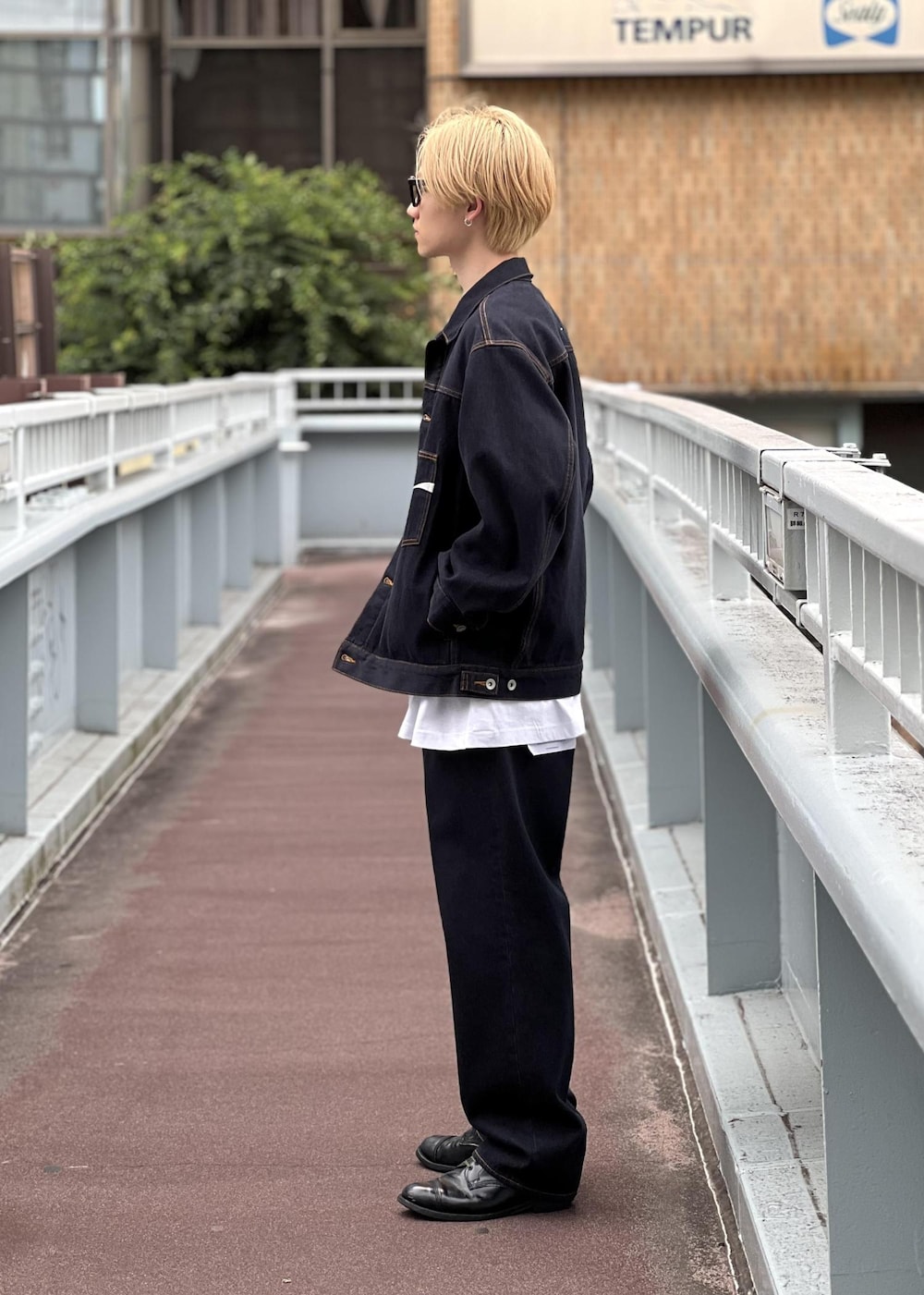 「初秋コーデ、秋コーデ、ADAM ET ROPÉ、トップス、Tシャツ/カットソー、ジャケット/アウター、デニムジャケット、パンツ、デニムパンツ、GML15050、GMM15050、GMS15050、25aw_homme_bottom、CocaCola、cocacola_adametrope」｜「ADAM ET ROPE'の【Coca-Cola】デニムジャケット / ADAM ET ROPE' JEANS -PERS-（デニムジャケット、ブルー系）」を使った、kodai kanomataさん（メンズ・172cm）の夏コーディネートの3枚目の写真