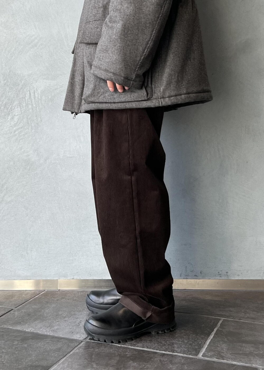 ブラウン系のチノパンツ、ブラウン系のキャップを着用したメンズの冬コーディネートの7枚目の写真