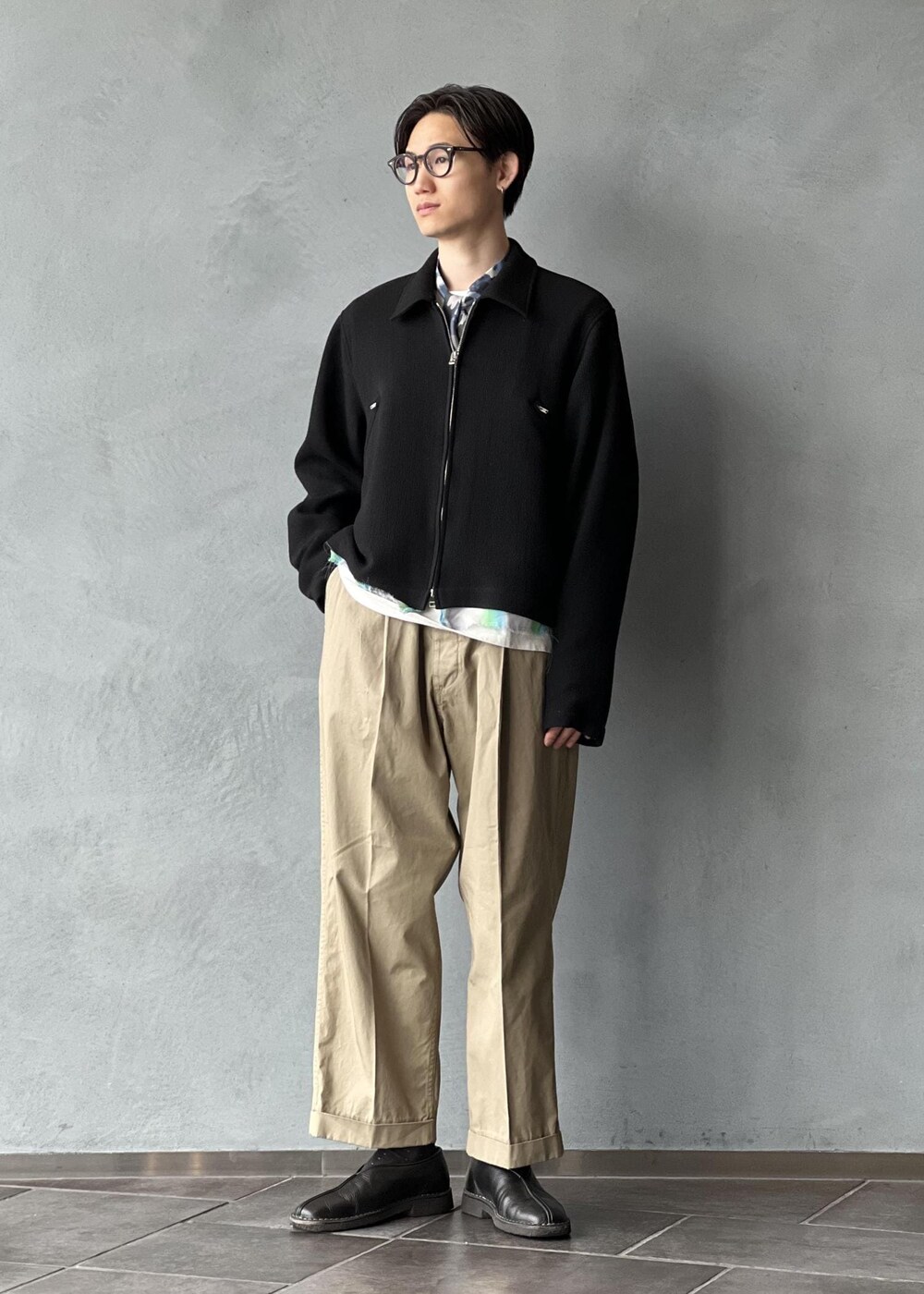 「ascot tie、初春コーデ、春コーデ、ADAM ET ROPÉ、ジャケット/アウター、ブルゾン、パンツ、チノパンツ、GKL25540、GMS05030、ウェア、カーキ、クロップド丈、コットン、コンパクト」｜「ADAM ET ROPE'の【撥水】ワンプリーツ クロップドシルエット チノパンツ（チノパンツ、ベージュ系）」を使った、kodai kanomataさん（メンズ・172cm）の春コーディネートの2枚目の写真