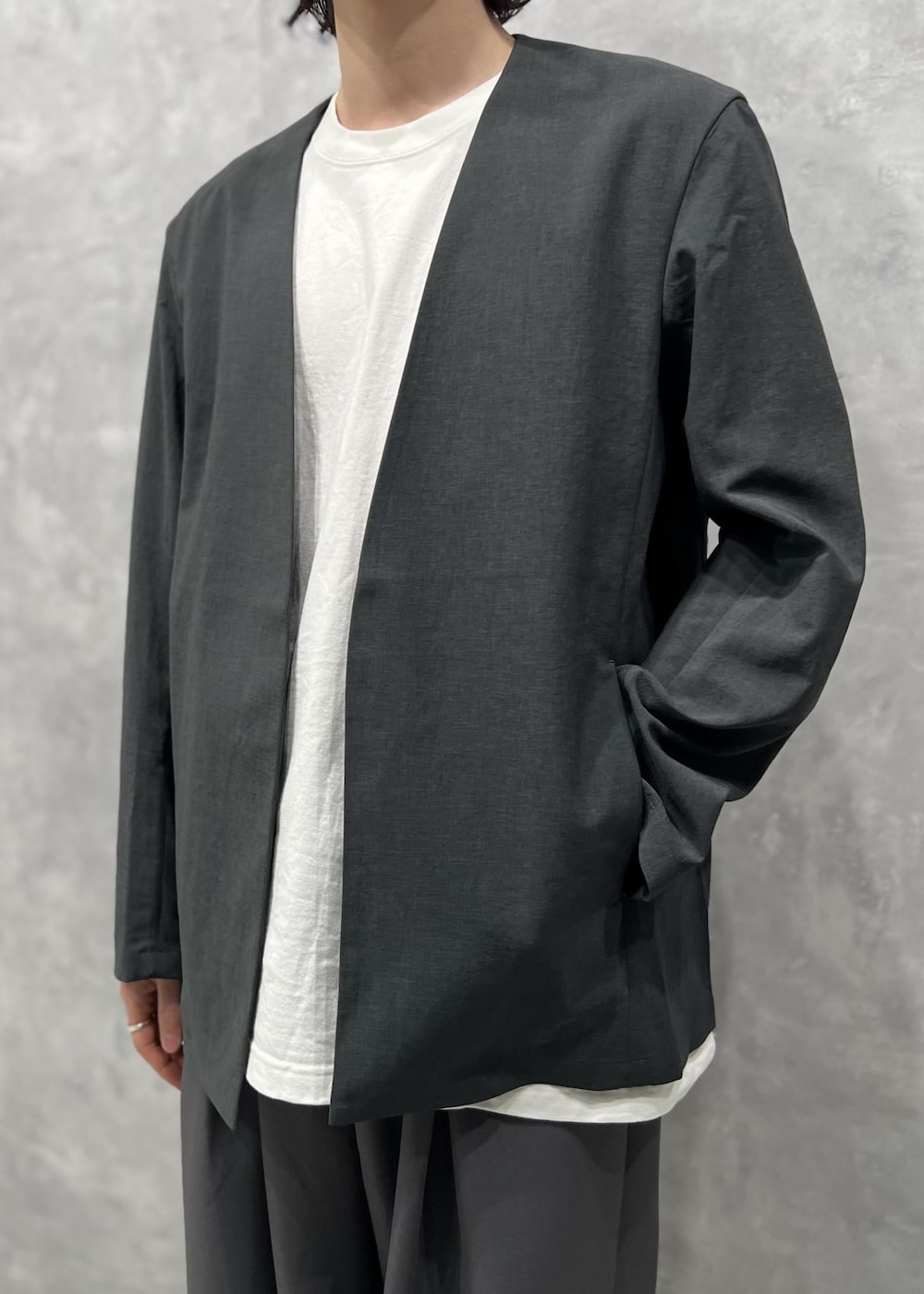 「ADAM ET ROPÉ、HOMME」｜「ADAM ET ROPE'のクロスインバーテッド ワイドストレート タック スラックス / ロングシーズン着用可能 / サスティナブル / 吸水速乾（スラックス、グレー系）」を使った、kodai kanomataさん（メンズ・172cm）の冬コーディネートの3枚目の写真