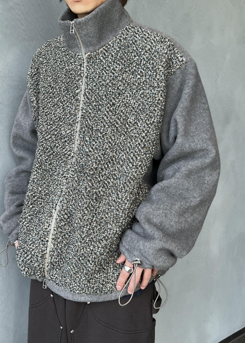 ブラック系のその他パンツを着用したメンズの冬コーディネートの3枚目の写真