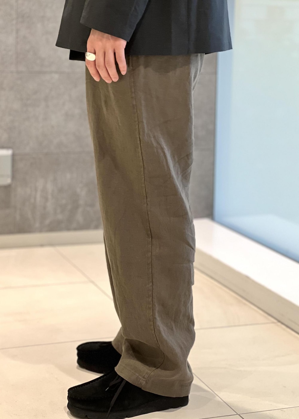 「ADAM ET ROPÉ、HOMME、セットアイテム、アースカラー」｜「ADAM ET ROPE'の2点セット【RIRANCHA / リランチェ】セットアップ / ノーカラージャケット＆イージーパンツ / イージーケア / ユニセックス（セットアップ、グリーン系）」を使った、kodai kanomataさん（メンズ・172cm）の春コーディネートの4枚目の写真