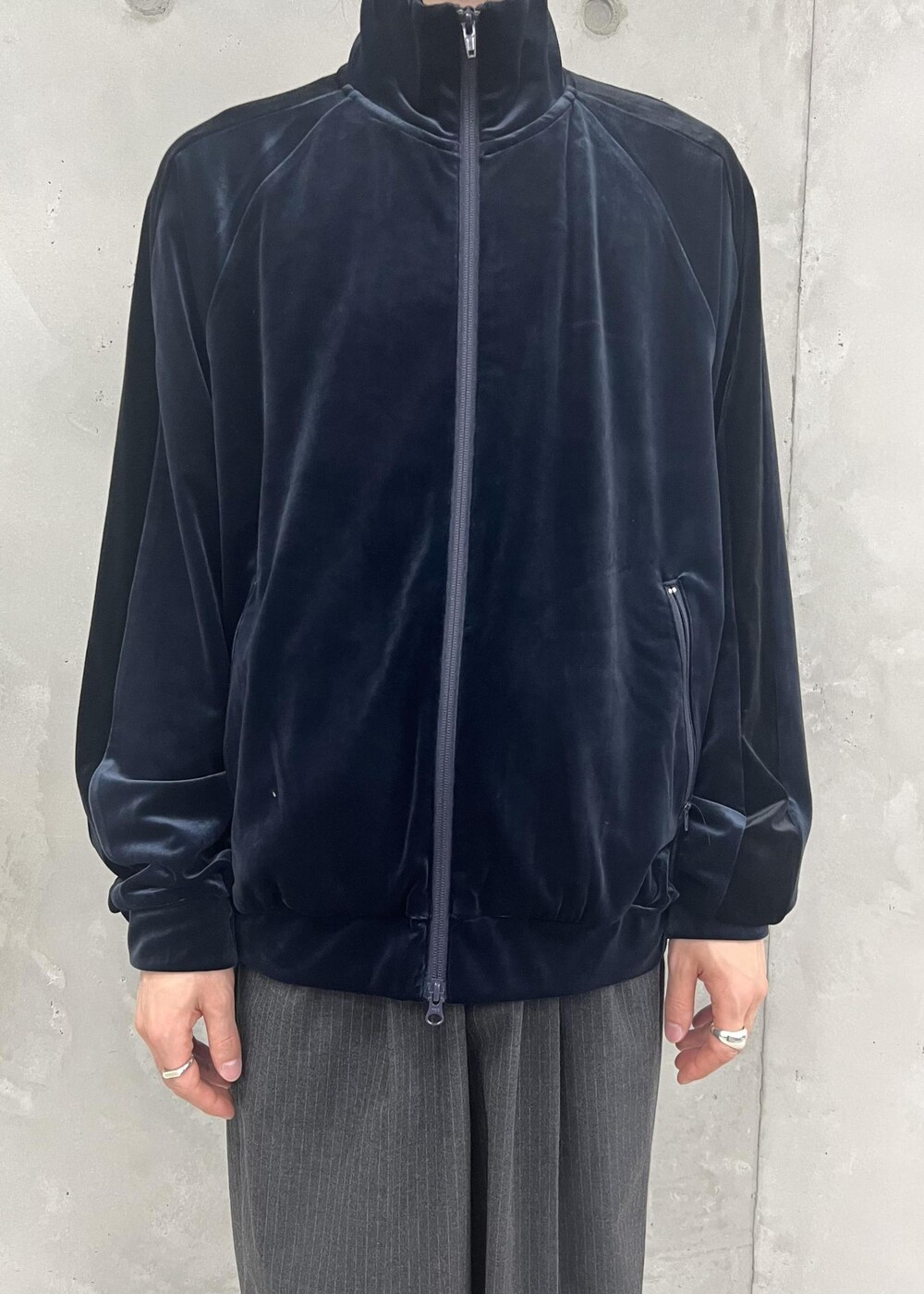 「初秋コーデ、秋コーデ、スポーツミックス、ADAM ET ROPÉ、ジャケット/アウター、その他アウター、パンツ、スラックス、GML14160、GMS14010、07MPreorder_pickup」｜「ADAM ET ROPE'の【Chambrer/シャンブレ】ワイドテーパード イージー ツータック スラックス / シーズンレス / セットアップ対応（スラックス、グレー系）」を使った、kodai kanomataさん（メンズ・172cm）の夏コーディネートの3枚目の写真