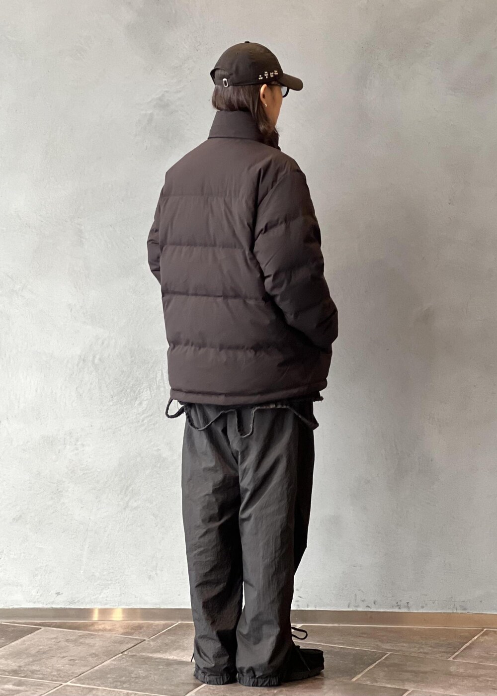 「ADAM ET ROPE'の【ACT_02 Ginz】CLASSIC DOWN JACKET / UNISEX / 650 FILL POWER（ダウンジャケット/コート、ブラック系）」を使った、kodai kanomataさん（メンズ・172cm）の秋コーディネートの4枚目の写真