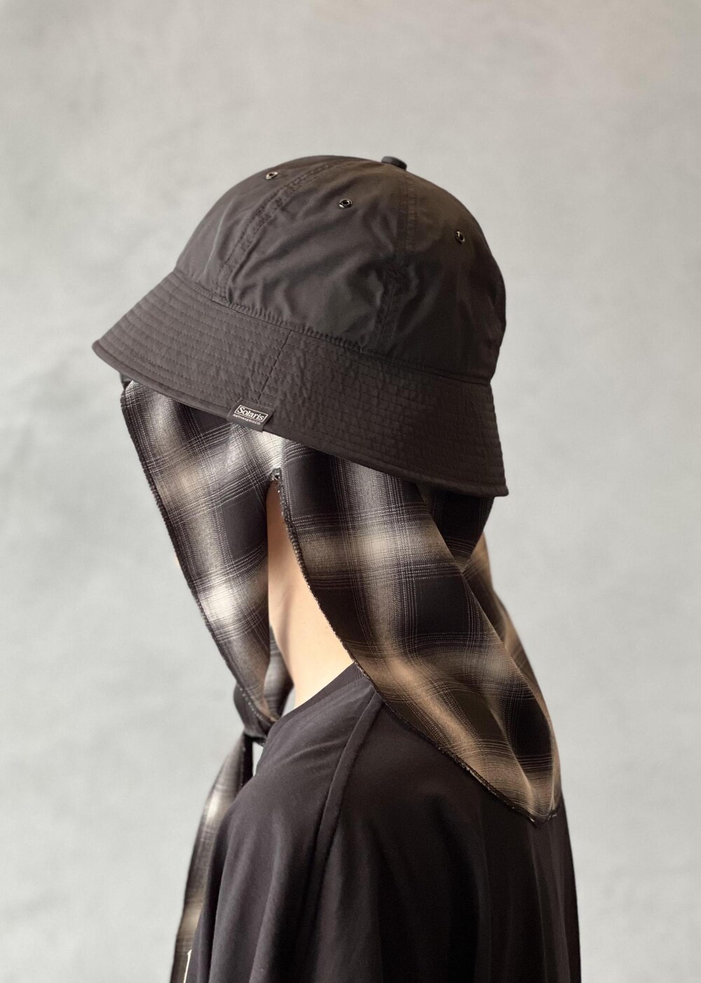 ブルー系のスラックス、ブラック系のTシャツ/カットソー、ブラック系のサングラスを着用したメンズの夏コーディネートの7枚目の写真