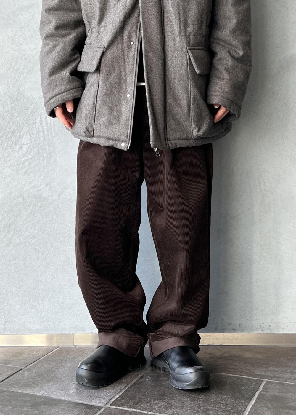 ブラウン系のチノパンツ、ブラウン系のキャップを着用したメンズの冬コーディネートの6枚目の写真