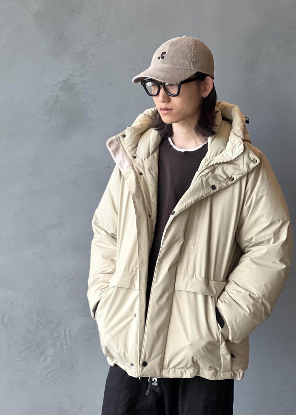 「初冬コーデ、冬コーデ」｜「ADAM ET ROPE'の【NIKKE/ニッケ】ワッシャー ウールギャバ ワイドストレート スラックス / セットアップ対応 / ユニセックス（スラックス、ブラック系）」を使った、kodai kanomataさん（メンズ・172cm）の秋コーディネートの5枚目の写真