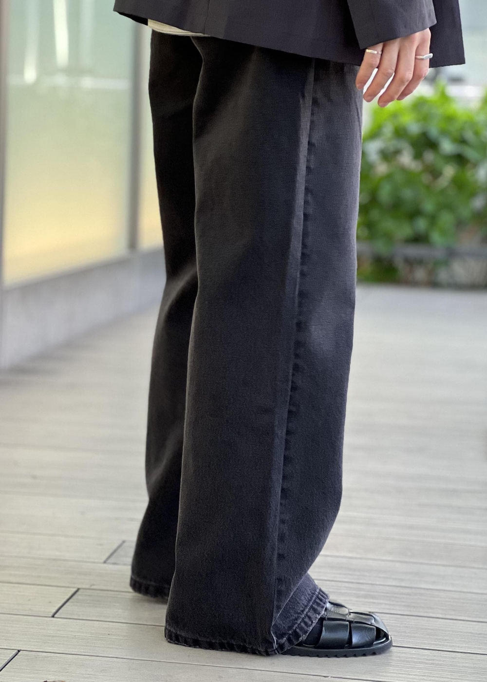 「coda、batoner、snapme_ap_widepants、ADAM ET ROPÉ、HOMME」｜「ADAM ET ROPE'の【RIRANCHA/リランチェ】ノーカラージャケット ＆ スラックス セットアップ / イージーケア / ユニセックス（セットアップ、ブラック系）」を使った、kodai kanomataさん（メンズ・172cm）の春コーディネートの6枚目の写真