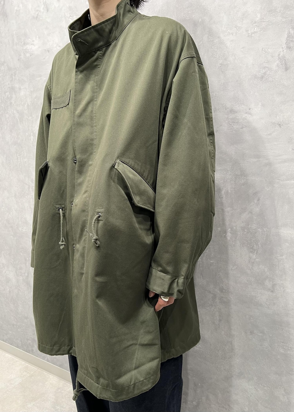 「ADAM ET ROPÉ、HOMME」｜「ADAM ET ROPE'の《新色追加・2点セット》M-65 ビッグシルエット モッズコート / コート＆中綿ライナーセット / ライナー取り外し可能 / ユニセックス（モッズコート、ホワイト系）」を使った、kodai kanomataさん（メンズ・172cm）の秋コーディネートの2枚目の写真