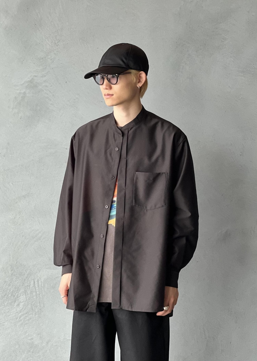 「春コーデ、初夏コーデ、夏コーデ、ADAM ET ROPÉ、トップス、シャツ/ブラウス、パンツ、デニムパンツ、GKS25080、GMG05180、RAIN ITEM、SUMMER SHIRTS、summer_shirts、アクセント、アクセントとして」｜「ADAM ET ROPE'の【ACT/アクト】超軽量 オーバーサイズ シアー バンドカラーシャツ / 速乾 / ストレッチ / イージーケア（シャツ/ブラウス、ブラック系）」を使った、kodai kanomataさん（メンズ・172cm）の夏コーディネートの5枚目の写真