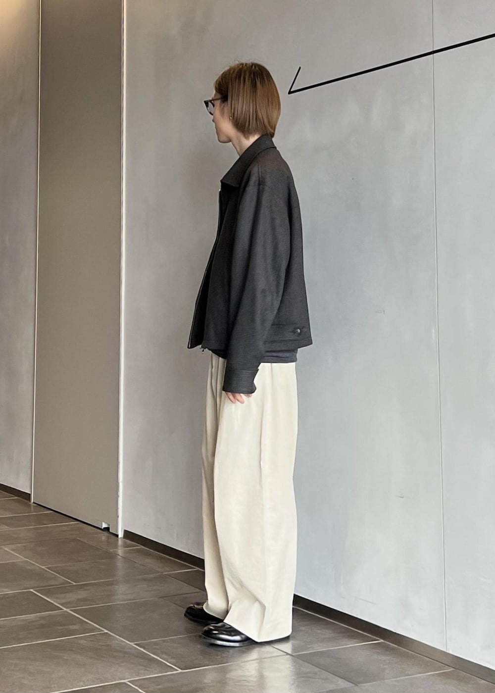 ホワイト系のその他パンツ、ブラウン系のブルゾンを着用したメンズの秋コーディネートの2枚目の写真