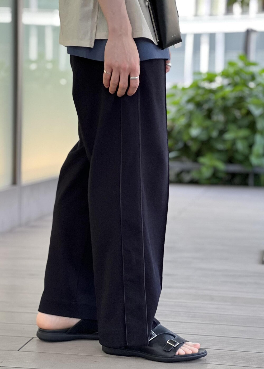 「RIRANCHA、ADAM ET ROPÉ、HOMME、夏、夏コーデ、夏ファッション、アースカラー」｜「ADAM ET ROPE'の2点セット【RIRANCHA / リランチェ】セットアップ / オープンカラーシャツ&イージーパンツ / イージーケア / ユニセックス（セットアップ、ホワイト系）」を使った、kodai kanomataさん（メンズ・172cm）の春コーディネートの4枚目の写真