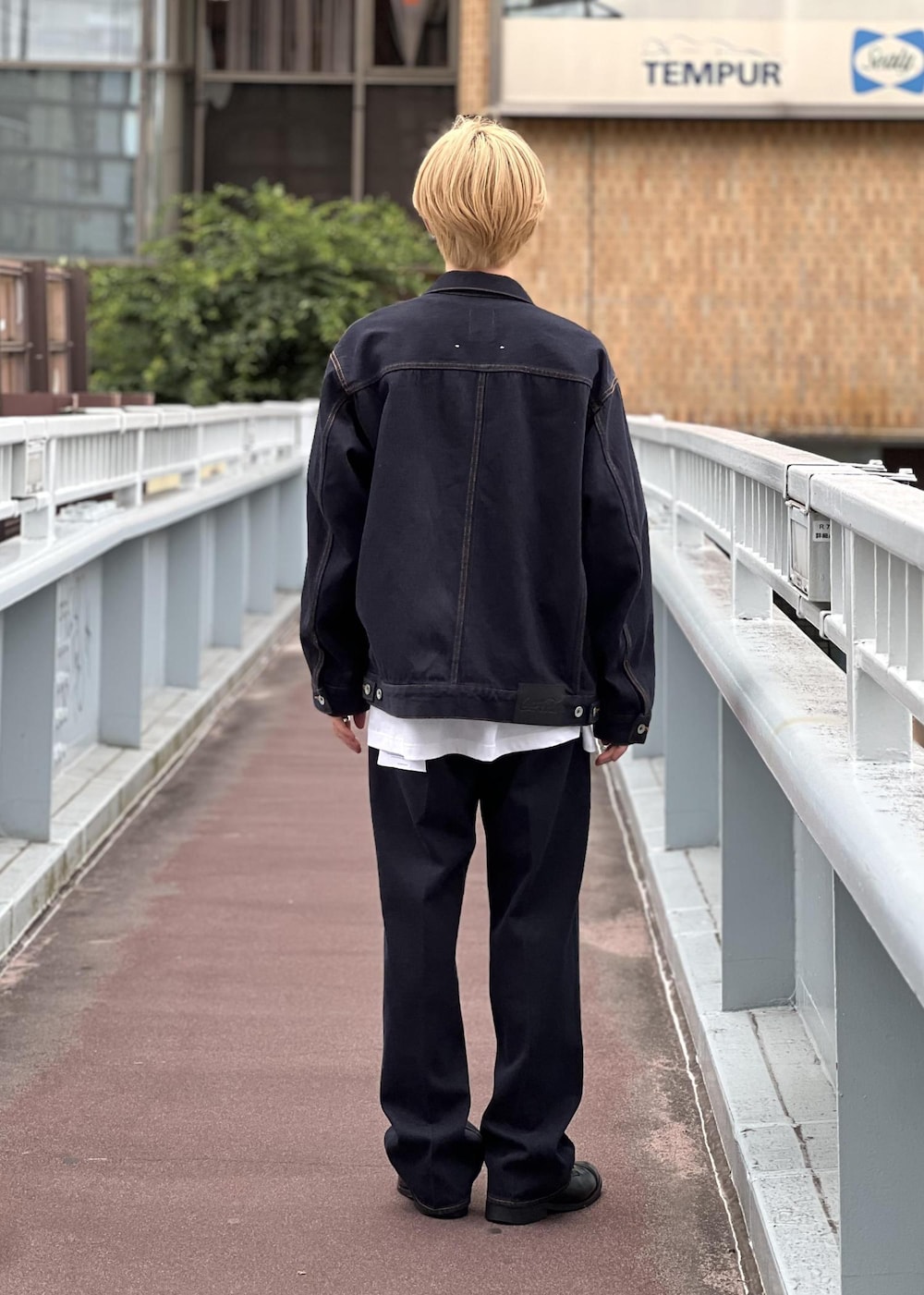 「初秋コーデ、秋コーデ、ADAM ET ROPÉ、トップス、Tシャツ/カットソー、ジャケット/アウター、デニムジャケット、パンツ、デニムパンツ、GML15050、GMM15050、GMS15050、25aw_homme_bottom、CocaCola、cocacola_adametrope」｜「ADAM ET ROPE'の【Coca-Cola】デニムジャケット / ADAM ET ROPE' JEANS -PERS-（デニムジャケット、ブルー系）」を使った、kodai kanomataさん（メンズ・172cm）の夏コーディネートの4枚目の写真