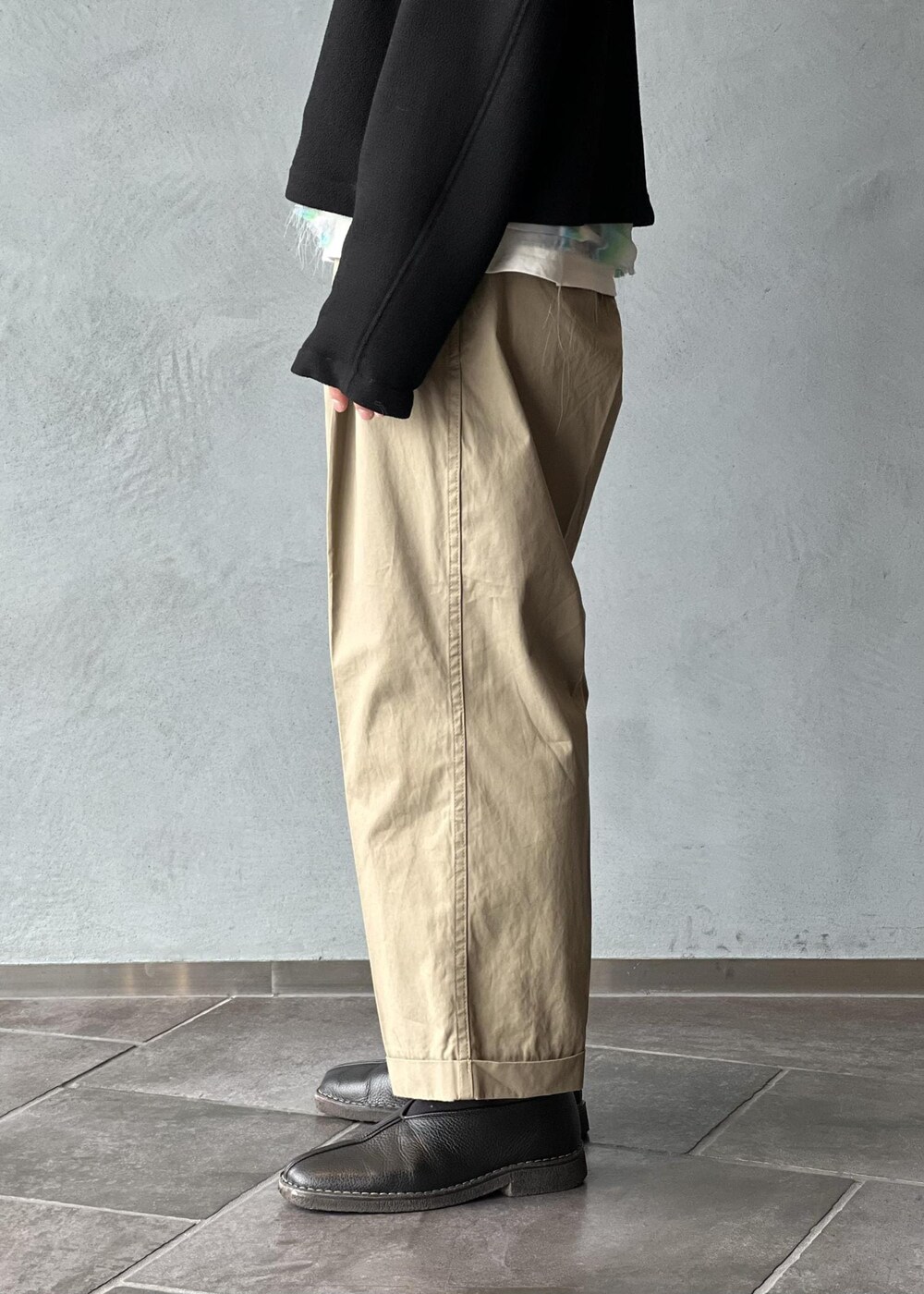 「ascot tie、初春コーデ、春コーデ、ADAM ET ROPÉ、ジャケット/アウター、ブルゾン、パンツ、チノパンツ、GKL25540、GMS05030、ウェア、カーキ、クロップド丈、コットン、コンパクト」｜「ADAM ET ROPE'の【撥水】ワンプリーツ クロップドシルエット チノパンツ（チノパンツ、ベージュ系）」を使った、kodai kanomataさん（メンズ・172cm）の春コーディネートの8枚目の写真