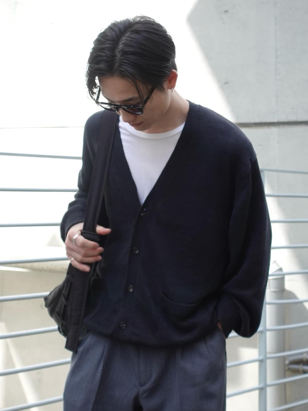 「大人カジュアル、ショルダーバッグ、メンズファッション、カーディガンコーデ」｜「LEMAIREのMEDIUM SOFT GAME BAG（ショルダーバッグ、ブラウン系）」を使った、kodai kanomataさん（メンズ・172cm）の春コーディネートの3枚目の写真