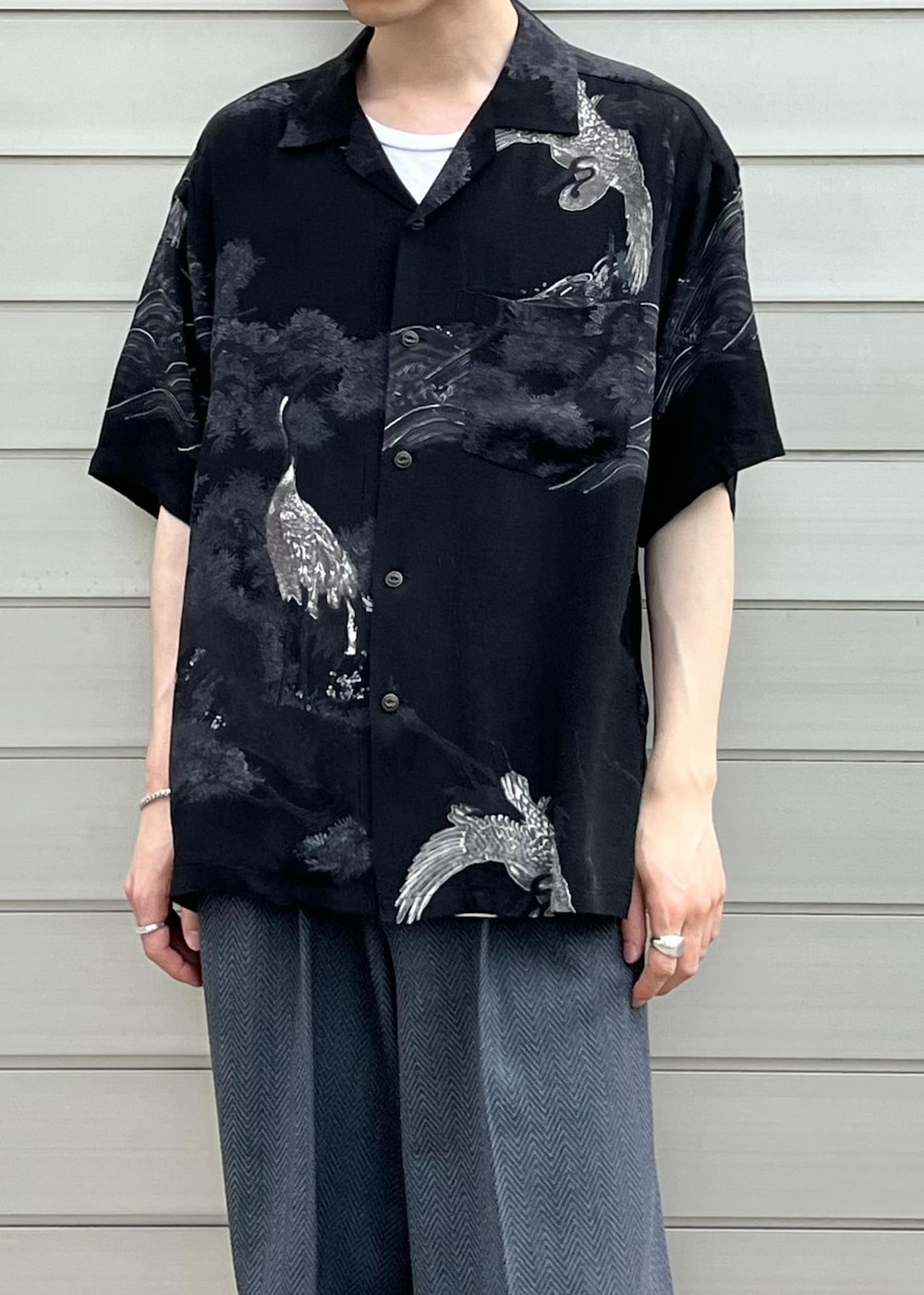 「春コーデ、初夏コーデ、夏コーデ、ADAM ET ROPÉ、トップス、シャツ/ブラウス、GMG05230、Mshirt_pickup_pickup、きれいめ、こなれ感、アロハシャツ、アロハ柄、オリジナル、カジュアル、クラシック」｜「ADAM ET ROPE'の《BLACK/WHITE》ボックスシルエット プレミアム アロハ シャツ（シャツ/ブラウス、ブラック系）」を使った、kodai kanomataさん（メンズ・172cm）の春コーディネートの2枚目の写真
