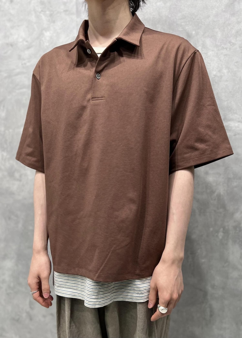 「ADAM ET ROPÉ、HOMME、夏、夏コーデ、夏ファッション」｜「ADAM ET ROPE'の【RIRANCHA】ワイド テーパード アンクルパンツ/イージーケア/吸水速乾（スラックス、ベージュ系）」を使った、kodai kanomataさん（メンズ・172cm）の夏コーディネートの2枚目の写真