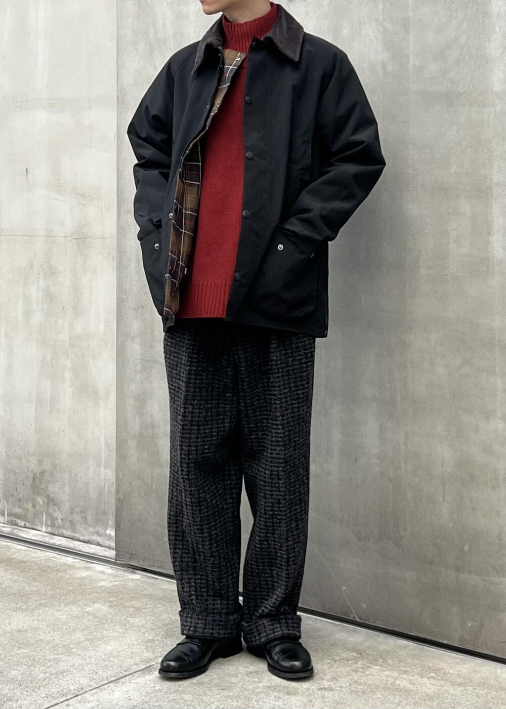 ブラック系のブルゾン、グレー系のスラックスを着用したメンズの冬コーディネートの2枚目の写真