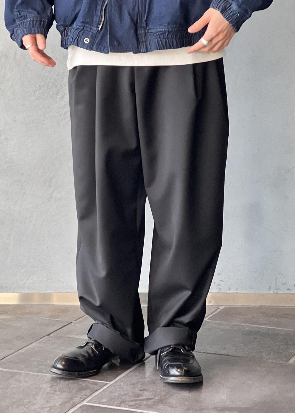 「ジャケット/アウター、ブルゾン、パンツ、GKS64560、GML05100、24AW40、ADAM ET ROPE'_JEANS、adametrope_jeans、初春コーデ、春コーデ、初秋コーデ、秋コーデ、大人カジュアル、カジュアルコーデ、シンプルコーデ」｜「ADAM ET ROPE'のデニム ボマージャケット / ADAM ET ROPE' JEANS -FILM-（デニムジャケット、ブルー系）」を使った、kodai kanomataさん（メンズ・172cm）の冬コーディネートの6枚目の写真