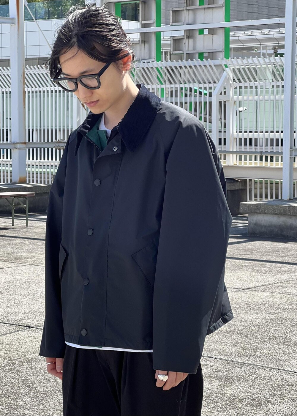 「barbour、ADAM ET ROPÉ、HOMME」｜「Barbourの《別注》【BARBOUR/バブアー】TRANSPORT リバーシブルブルゾン / 本国生産 / ロイヤルワラント / UNISEX（ブルゾン、ブラック系）」を使った、kodai kanomataさん（メンズ・172cm）の春コーディネートの2枚目の写真