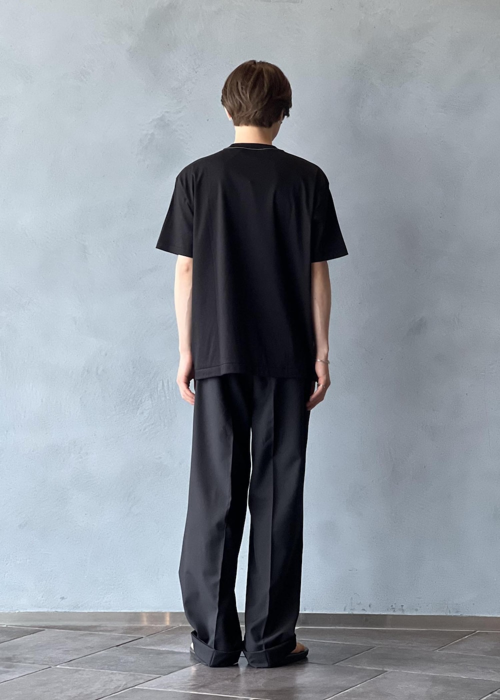 「初夏コーデ、夏コーデ、ADAM ET ROPÉ、トップス、Tシャツ/カットソー、パンツ、スラックス、GKS25820、GMM05070、TANGTANG」｜「ADAM ET ROPE'のゼロシーム スムースTEE（Tシャツ/カットソー、ブラック系）」を使った、kodai kanomataさん（メンズ・172cm）の夏コーディネートの3枚目の写真