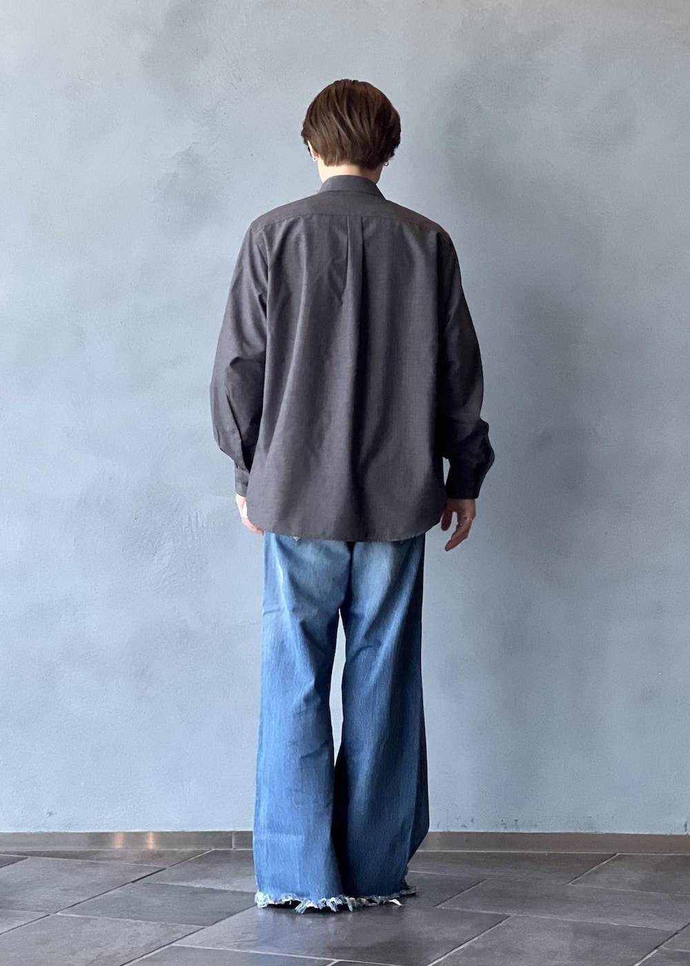 グレー系のシャツ/ブラウスを着用したメンズの夏コーディネートの3枚目の写真