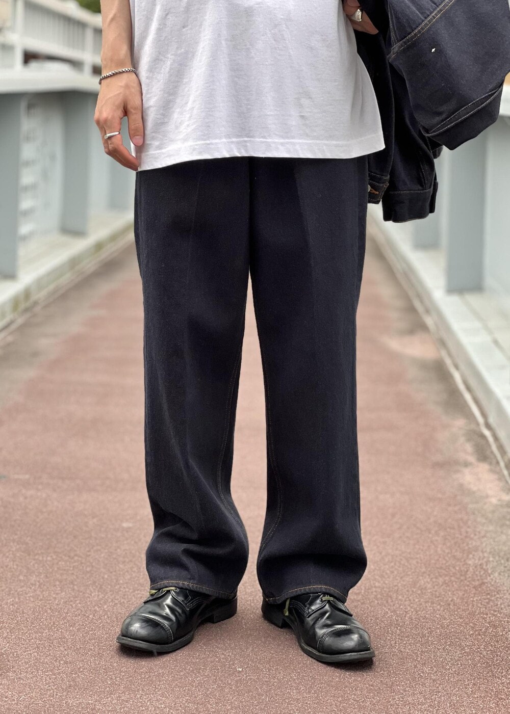 ホワイト系のTシャツ/カットソー、ブルー系のデニムパンツを着用したメンズの夏コーディネートの8枚目の写真