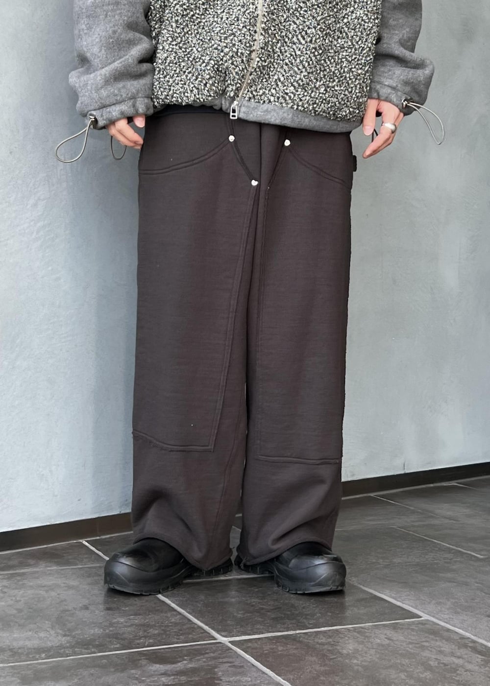 ブラック系のその他パンツを着用したメンズの冬コーディネートの5枚目の写真