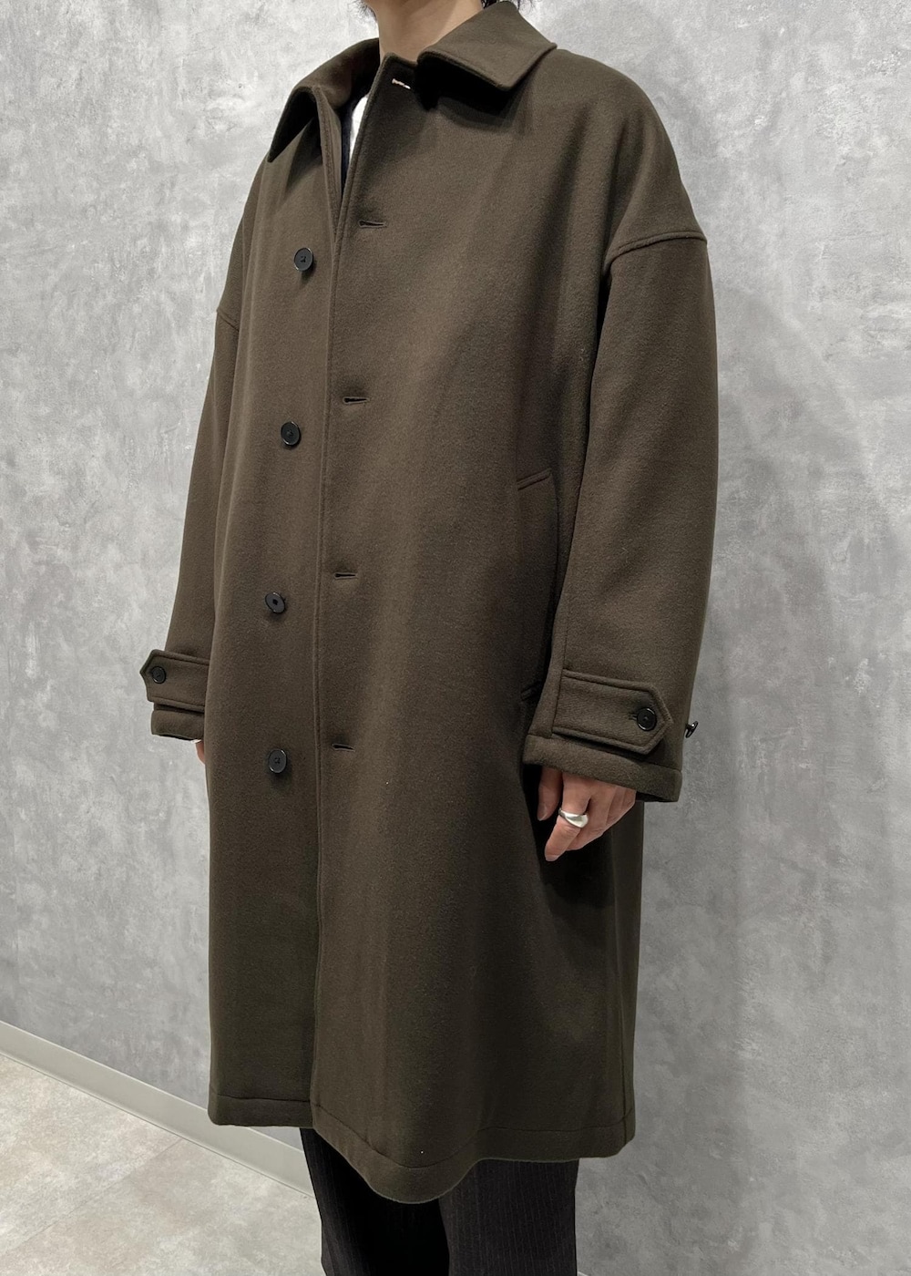 「ADAM ET ROPÉ、HOMME」｜「ADAM ET ROPE'の【WILD LIFE TAILOR】ウール ワイド ストレート スラックス パンツ（スラックス、ブラウン系）」を使った、kodai kanomataさん（メンズ・172cm）の冬コーディネートの2枚目の写真
