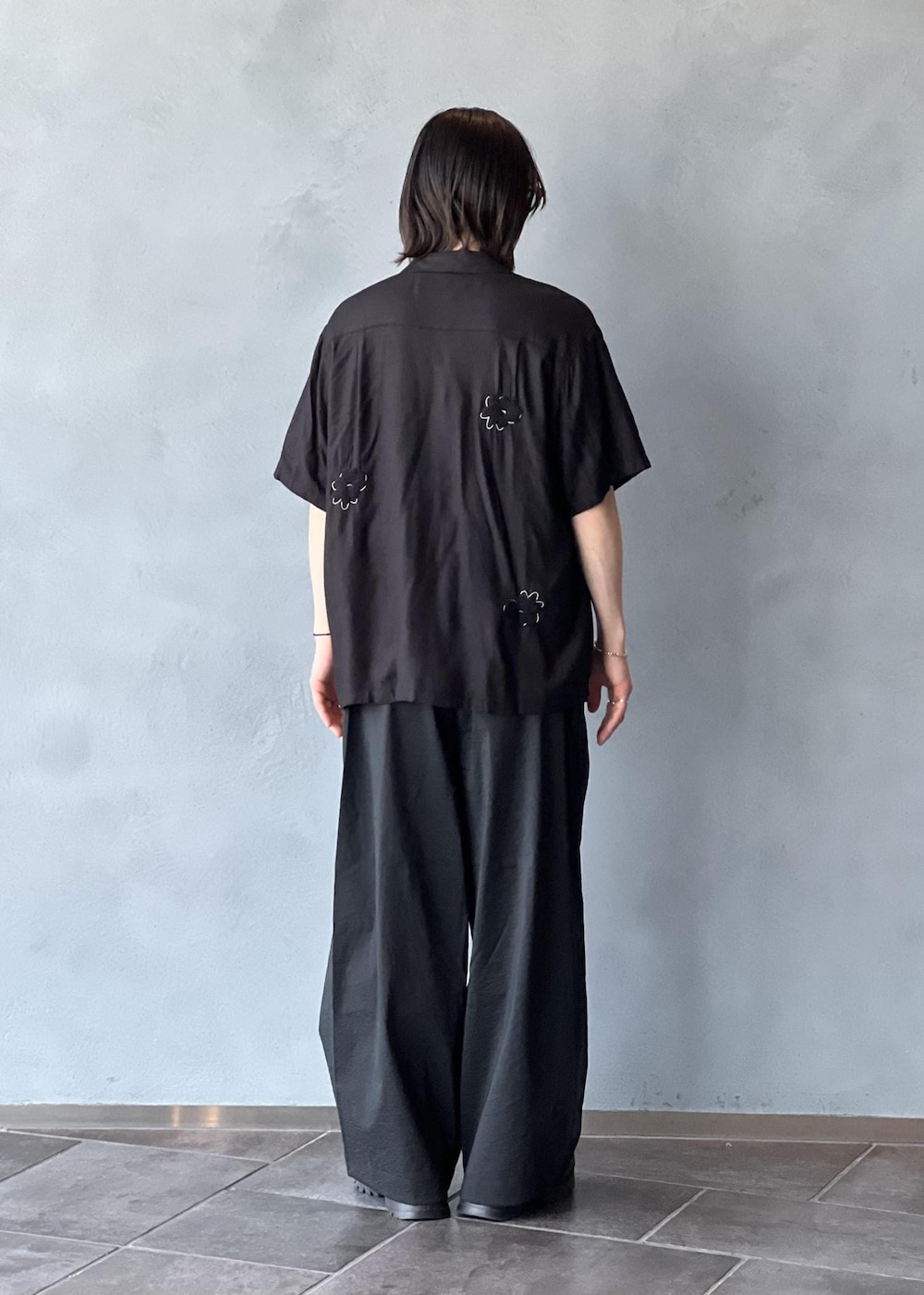 ブラック系のその他パンツ、ブラック系のシャツ/ブラウスを着用したメンズの春コーディネートの3枚目の写真