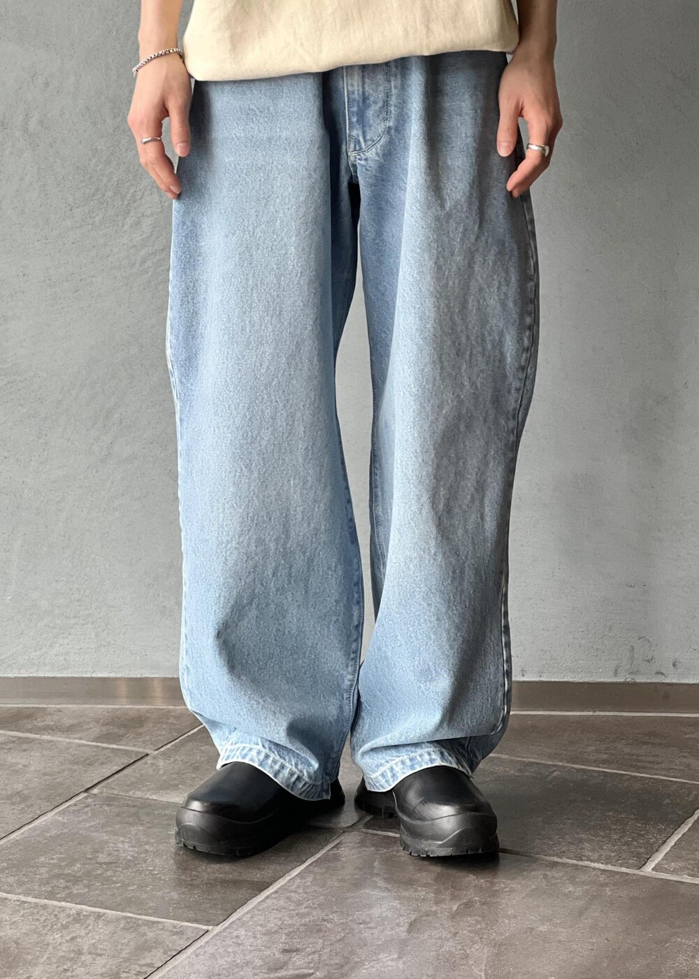 「初春コーデ、春コーデ、ADAM ET ROPÉ、トップス、Tシャツ/カットソー、パンツ、デニムパンツ、GKM25650、GKS25550、25ss_homme_exclusive、MSpecial_pickup、アクセント、ウェア、オリジナル、クリーム」｜「Championの《別注》【Champion/チャンピオン】REVERSE WEAVE SHORT SLEEVE SWEATSHIRT（Tシャツ/カットソー、ベージュ系）」を使った、kodai kanomataさん（メンズ・172cm）の春コーディネートの5枚目の写真