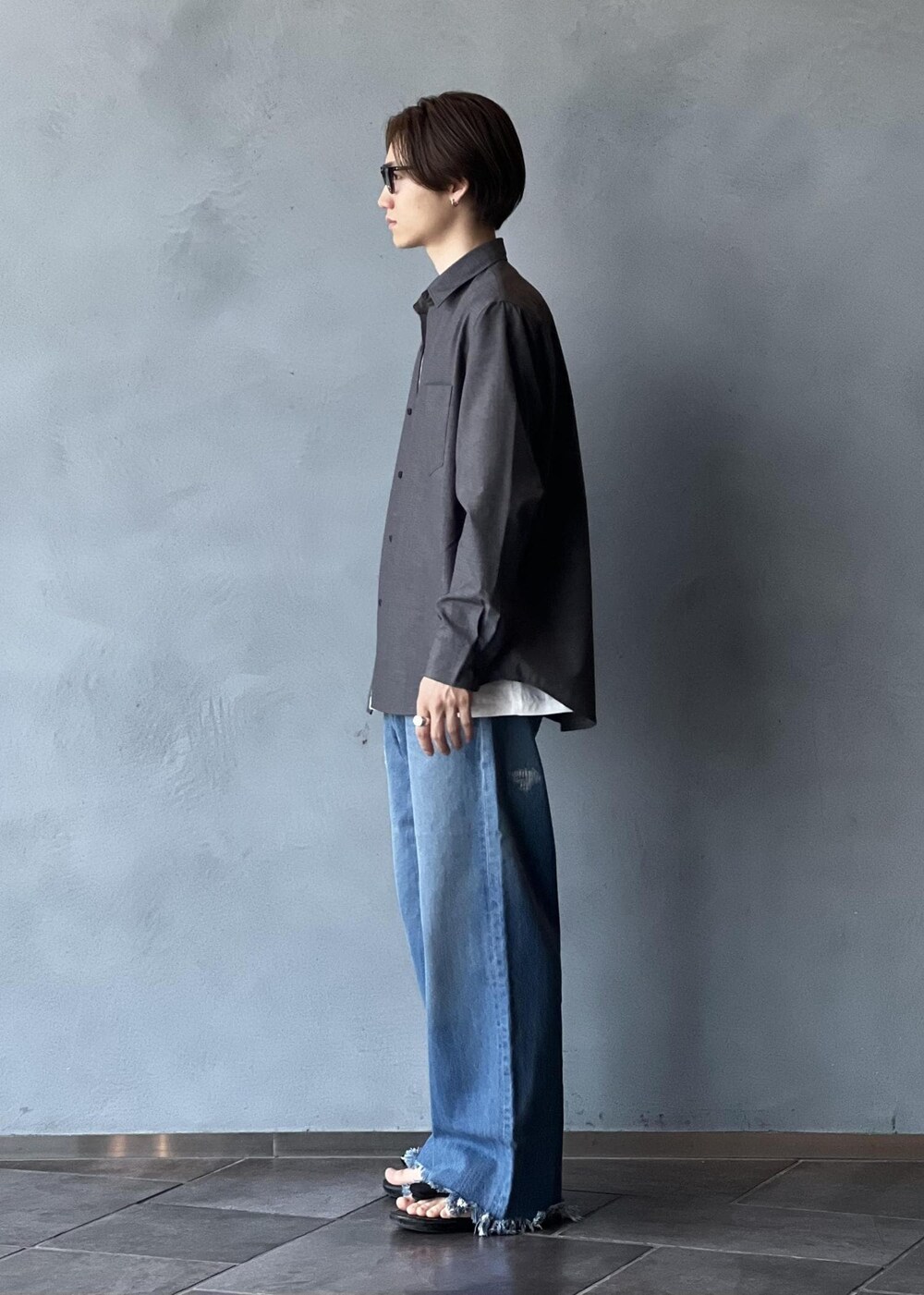 グレー系のシャツ/ブラウスを着用したメンズの夏コーディネートの2枚目の写真