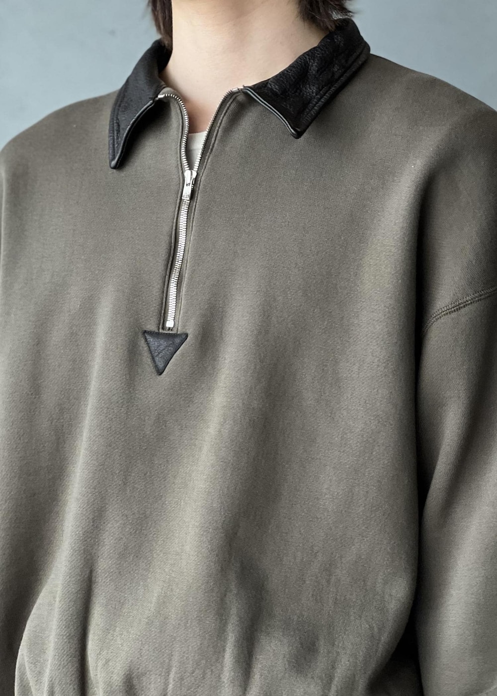 ブラック系のデニムパンツ、グリーン系のスウェットを着用したメンズの冬コーディネートの5枚目の写真