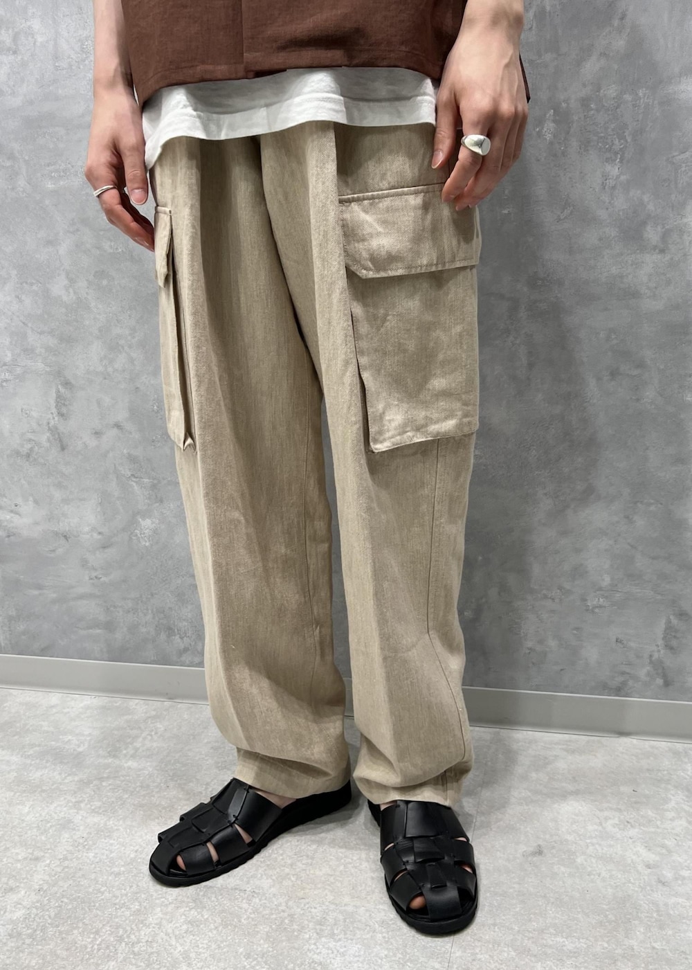 「ADAM ET ROPÉ、HOMME、春、夏、春ファッション、夏ファッション、23SS春の新作、23SS夏の新作」｜「ADAM ET ROPE'のコットンリネン デニムベルテッド ワイドストレート カーゴパンツ（デニムパンツ、ベージュ系）」を使った、kodai kanomataさん（メンズ・172cm）の夏コーディネートの3枚目の写真