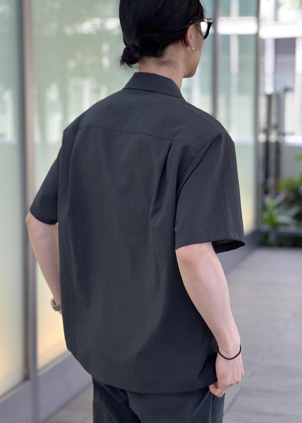 「ビジカジセットアップ、HOMME、セットアイテム、ADAM ET ROPÉ、スーツ/ネクタイ、セットアップ、シューズ、サンダル、GKA24400、GMY04010、24SS30、homme_setup、SET_UP_HOMME、お気に入り登録数上昇中_MEN、カジュアル」｜「ADAM ET ROPE'の2点セット【RIRANCHA / リランチェ】セットアップ / オープンカラーシャツ&イージーパンツ / イージーケア / ユニセックス（セットアップ、グリーン系）」を使った、kodai kanomataさん（メンズ・172cm）の春コーディネートの3枚目の写真