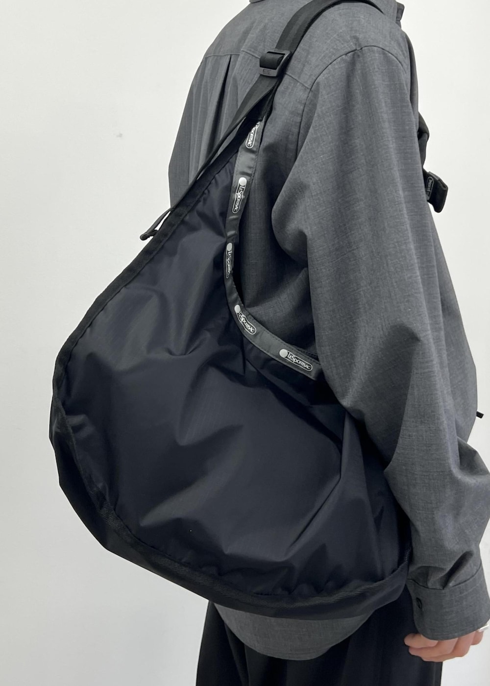 グレー系のシャツ/ブラウス、ブラック系のショルダーバッグ、ブラック系のその他パンツを着用したメンズの春コーディネートの5枚目の写真