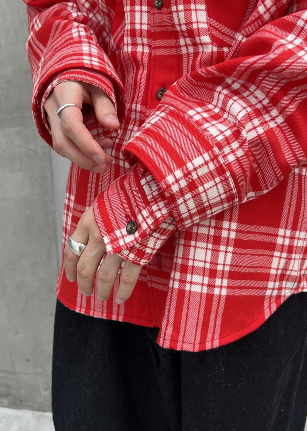 「kyou、初秋コーデ、秋コーデ、ADAM ET ROPÉ、パンツ、デニムパンツ、GMS14040、24AW_homme_bottom、denim_homme、Mデニム_pickup」｜「ADAM ET ROPE'の《定番》【コットンUSA】デニム 3タック ワイド スラックス / サステナブル / セットアップ対応（デニムパンツ、ブラック系）」を使った、kodai kanomataさん（メンズ・172cm）の秋コーディネートの3枚目の写真