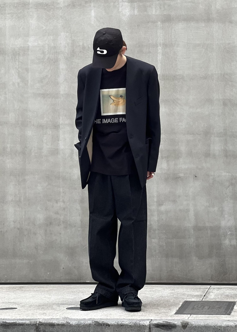 「初秋コーデ、秋コーデ」｜「ADAM ET ROPE'のワイド イージー デニムパンツ / ADAM ET ROPE' JEANS -GRID-（デニムパンツ、ブラック系）」を使った、kodai kanomataさん（メンズ・172cm）の秋コーディネートの2枚目の写真