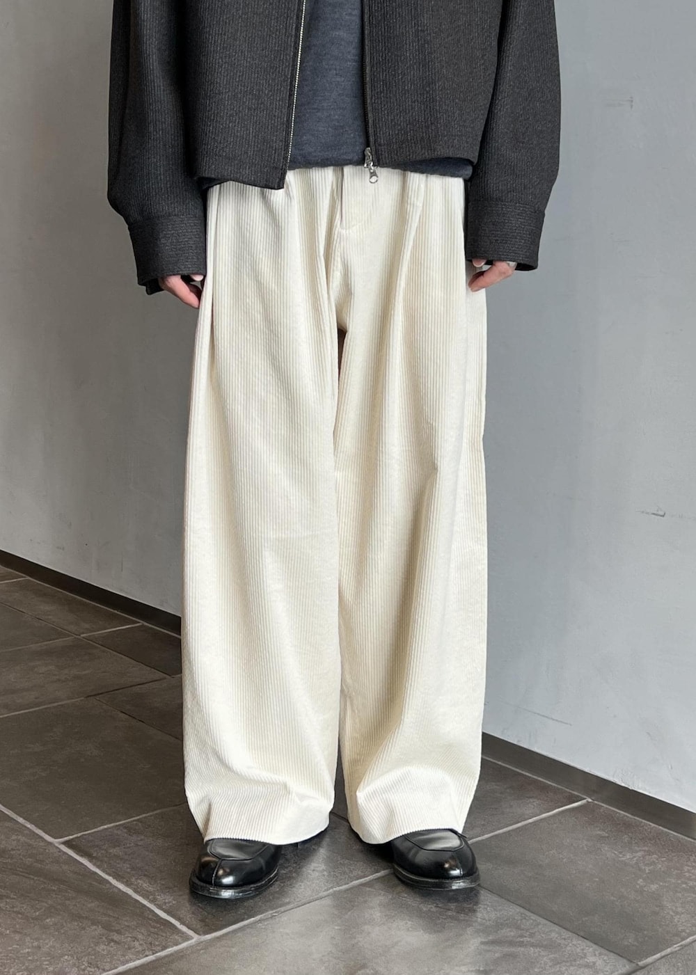 ホワイト系のその他パンツ、ブラウン系のブルゾンを着用したメンズの秋コーディネートの5枚目の写真