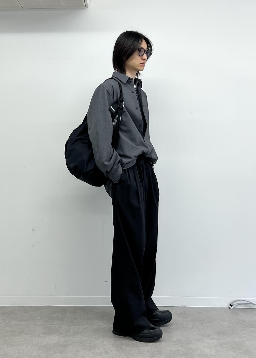 グレー系のシャツ/ブラウス、ブラック系のショルダーバッグ、ブラック系のその他パンツを着用したメンズの春コーディネートの2枚目の写真