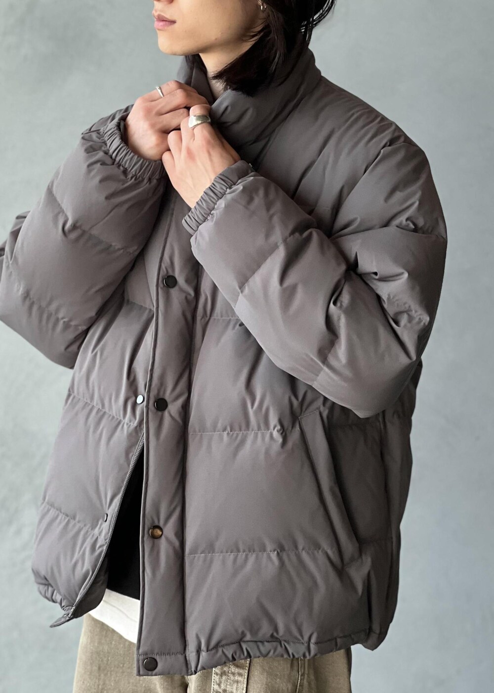 「秋コーデ、初冬コーデ、冬コーデ、ADAM ET ROPÉ、ジャケット/アウター、ダウンジャケット/コート、GML14090、24AW40、HOMME_ACT、Mcoat_pickup、Mdown_pikup」｜「ADAM ET ROPE'の【ACT_02 Ginz】CLASSIC DOWN JACKET / UNISEX / 650 FILL POWER（ダウンジャケット/コート、グレー系）」を使った、kodai kanomataさん（メンズ・172cm）の冬コーディネートの5枚目の写真