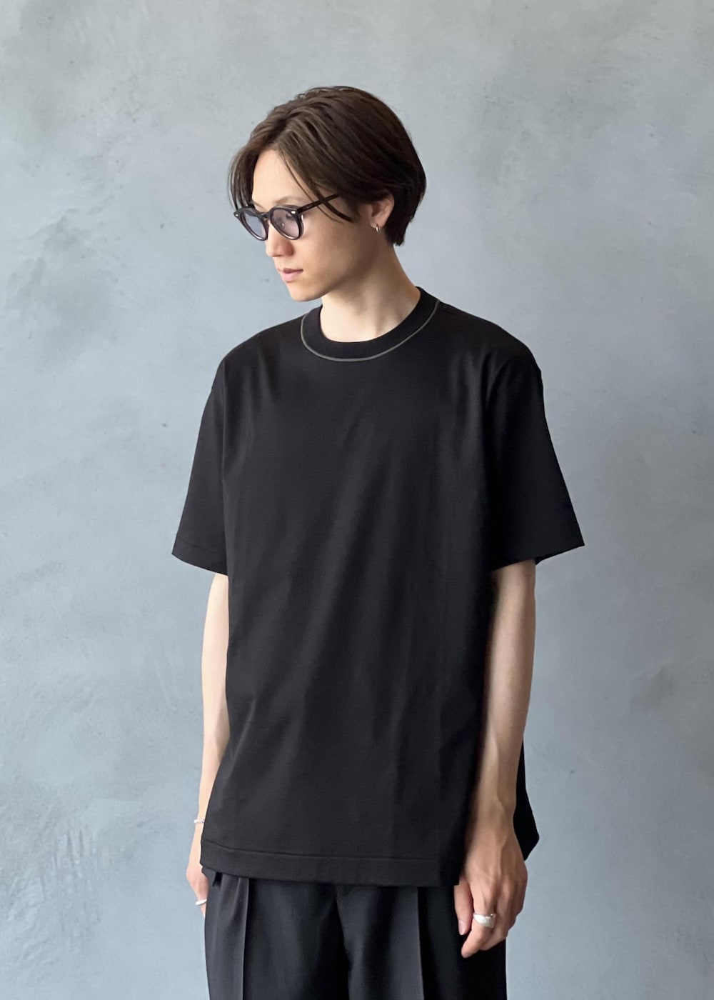 「初夏コーデ、夏コーデ、ADAM ET ROPÉ、トップス、Tシャツ/カットソー、パンツ、スラックス、GKS25820、GMM05070、TANGTANG」｜「ADAM ET ROPE'のゼロシーム スムースTEE（Tシャツ/カットソー、ブラック系）」を使った、kodai kanomataさん（メンズ・172cm）の夏コーディネートの4枚目の写真
