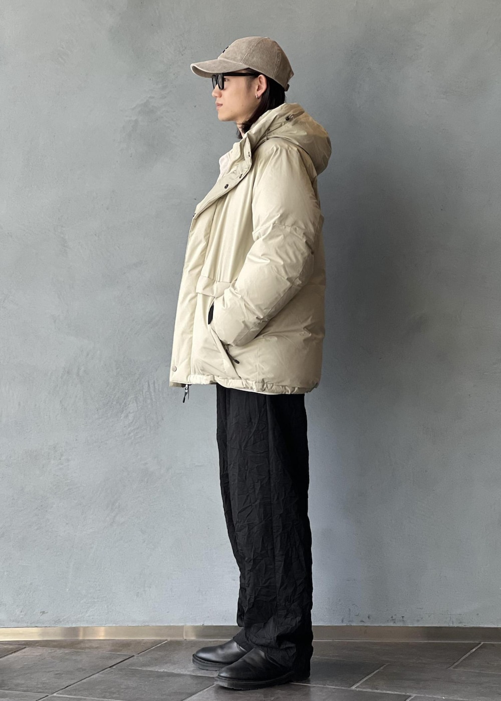 「初冬コーデ、冬コーデ」｜「ADAM ET ROPE'の【NIKKE/ニッケ】ワッシャー ウールギャバ ワイドストレート スラックス / セットアップ対応 / ユニセックス（スラックス、ブラック系）」を使った、kodai kanomataさん（メンズ・172cm）の秋コーディネートの3枚目の写真