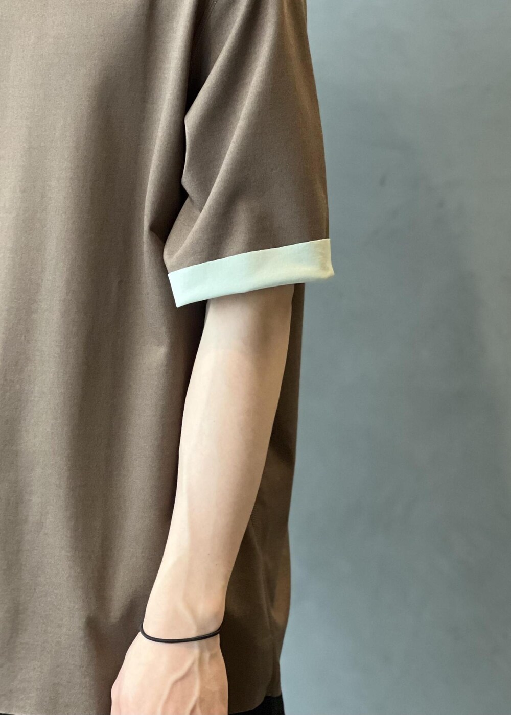 ブラック系のその他パンツ、ホワイト系のスニーカー、ブラウン系のTシャツ/カットソーを着用したメンズの夏コーディネートの4枚目の写真